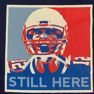 【Barstool Sports】 アメフト 人物 プリント Tシャツ STILL HERE バックロゴ L〜XL相当 バースツールスポーツ US古着