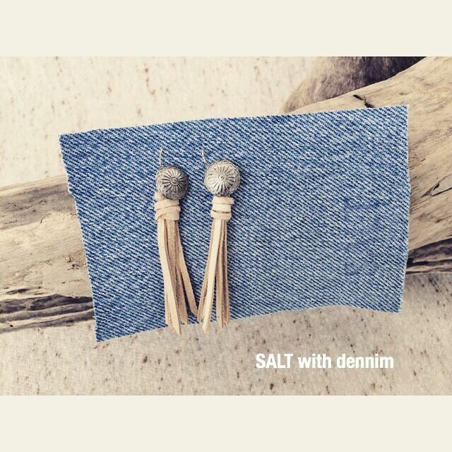 コンチョ×レザーピアス(オフホワイト)