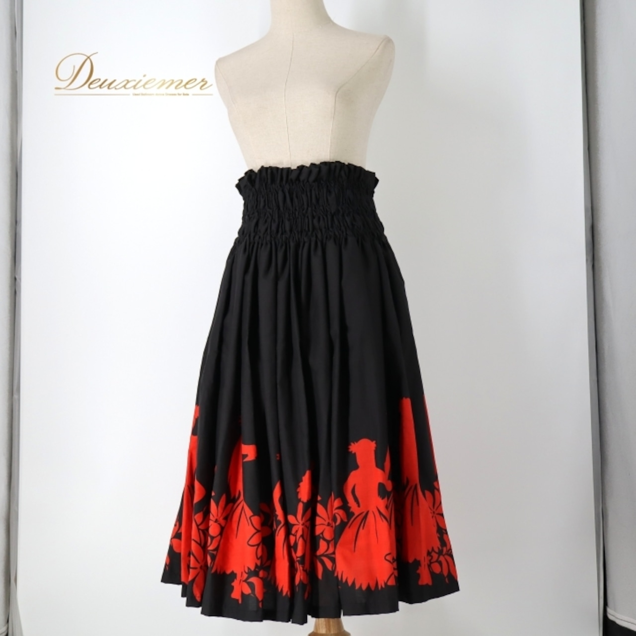 フラダンス 衣装 パウスカート ブラック系 ティアレ柄 ダンサー柄 踊り子 黒 赤 ハワイアンプリント アロハ フラ ダンス レッスン 練習 シングル スカート フレア 華やか 鮮やか かわいい おしゃれ 大人っぽい レッド系 フラダンス衣装 アロハスカート フレアスカート ティアレ 踊り