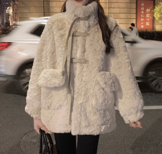 レディース コート ボアコート 長袖 オーバーサイズ ベルト ふわふわ ポケット 大人可愛い おしゃれ ガーリー 主役級 存在感 ラブリー 無地 秋 冬 クリスマス バレンタイン 10代 20代 30代 デート お出かけ パーティー イベント 旅行 女子会 休日 ホテル ショッピング コンサート カフェ 楽ちん 暖かい 防寒 体型カバー モテ トレンド インスタ映え 定番 S M L XL ベージュ ベーシックカラー 秋カラー