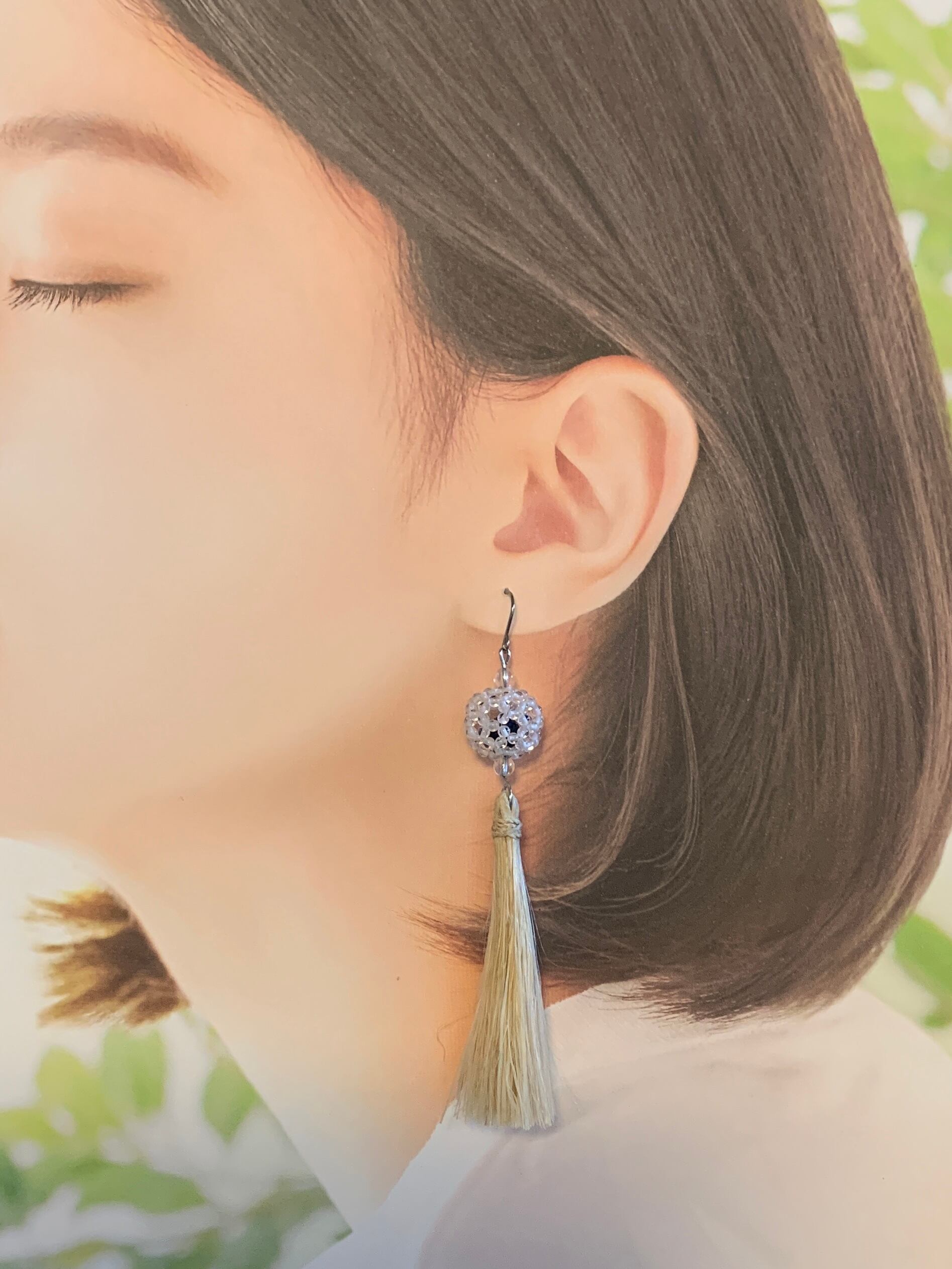 クリア水晶2mm珠フラーレンと精麻のタッセルピアス | Alma Shop