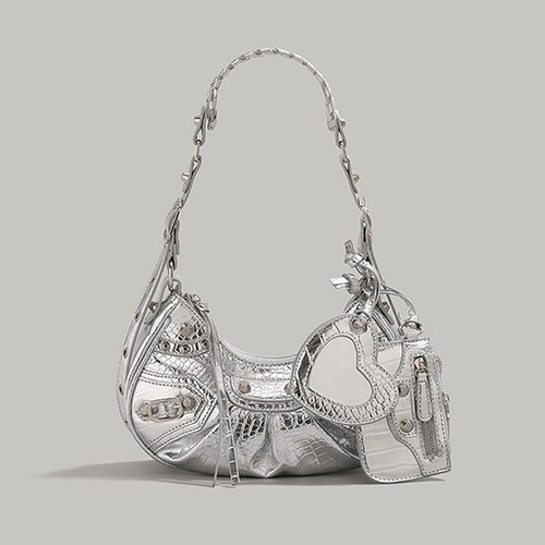 emboss crescent shoulder bag / l0652