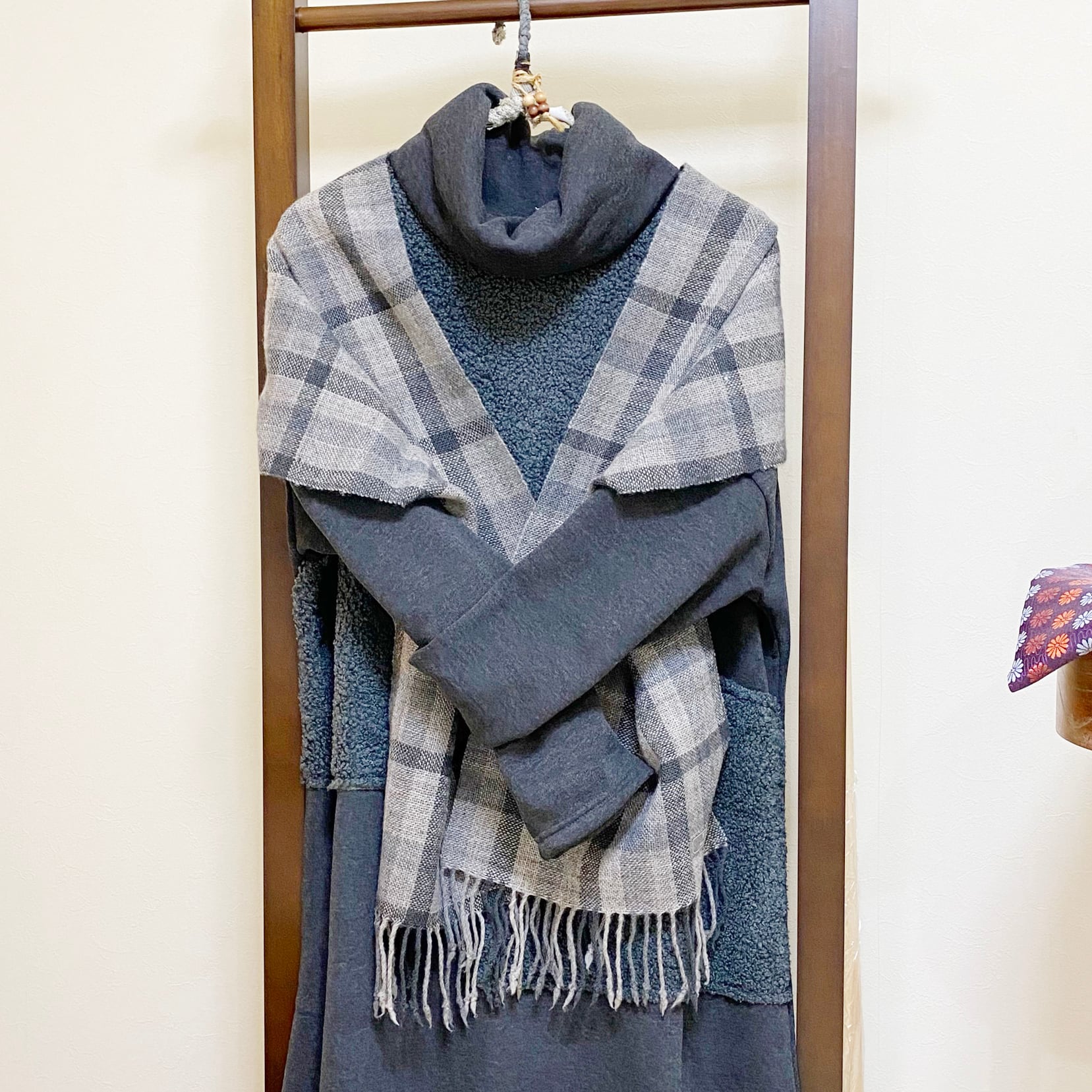 グレーの格子 平織りマフラー（No7） 手紡ぎ手織りマフラー「羊遊庵」オンライン
