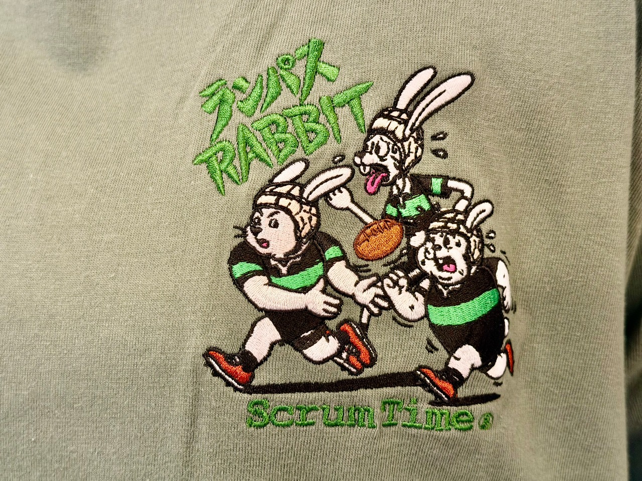【再販】RUN PASS RABBIT刺繍Tシャツ（セージグリーン）