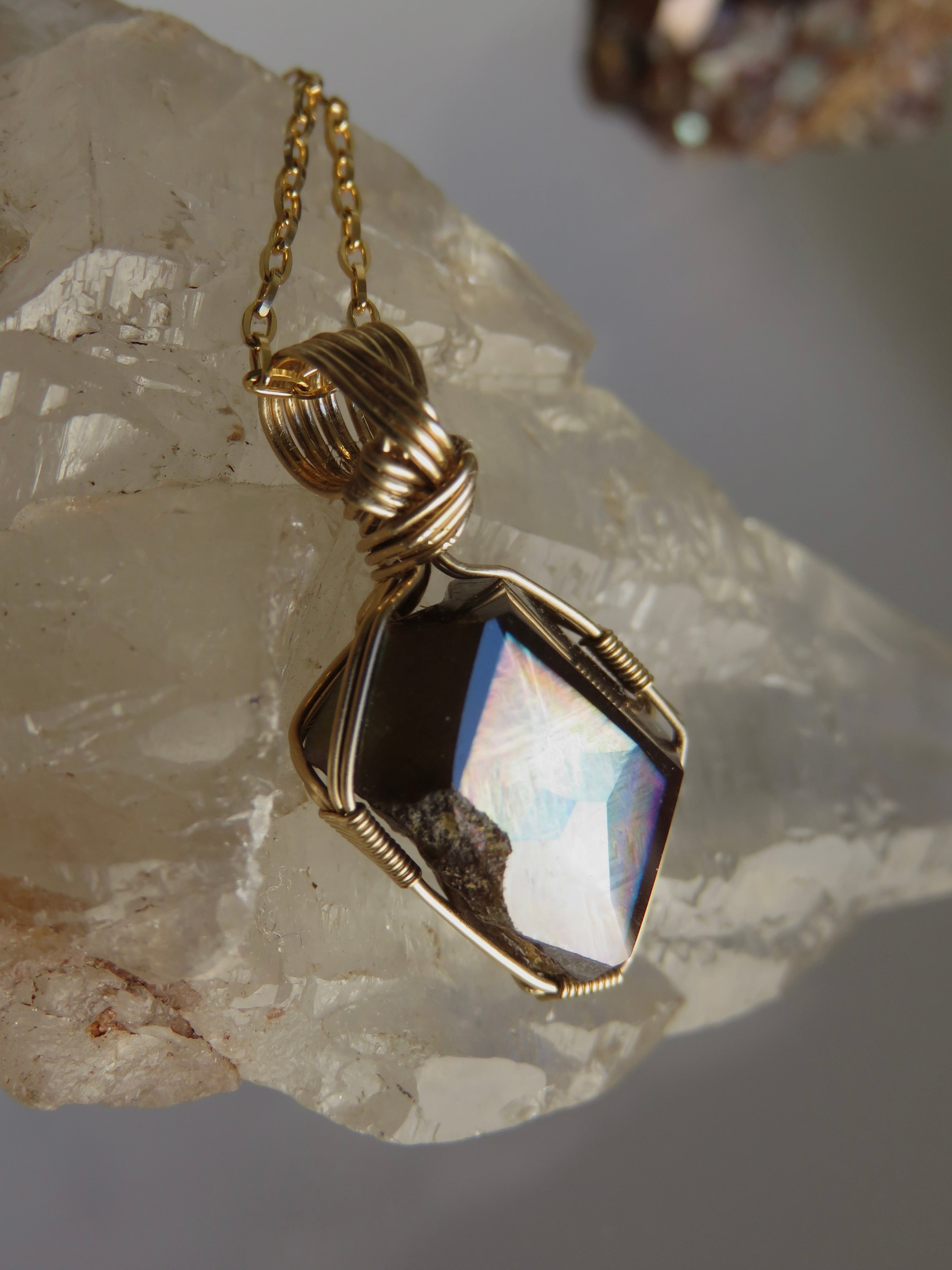 萌】奈良県天川村産レインボーガーネット(12.4ct)女神巻きペンダント