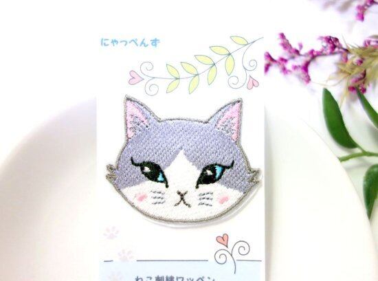 シールにもなる猫の刺繍ワッペン◇深めのハチワレ柄が特徴のhacchi