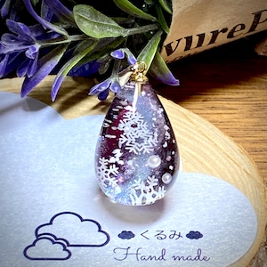 レジンペンダント しずく型 雪の結晶 26×17mm レッド