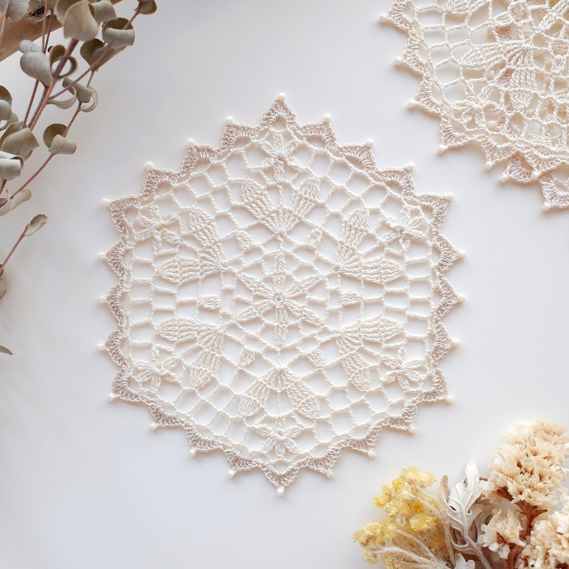 レース編みドイリー　コスモス　2層 コスモスのドイリー モチーフ数を少なくして時短で編む方法