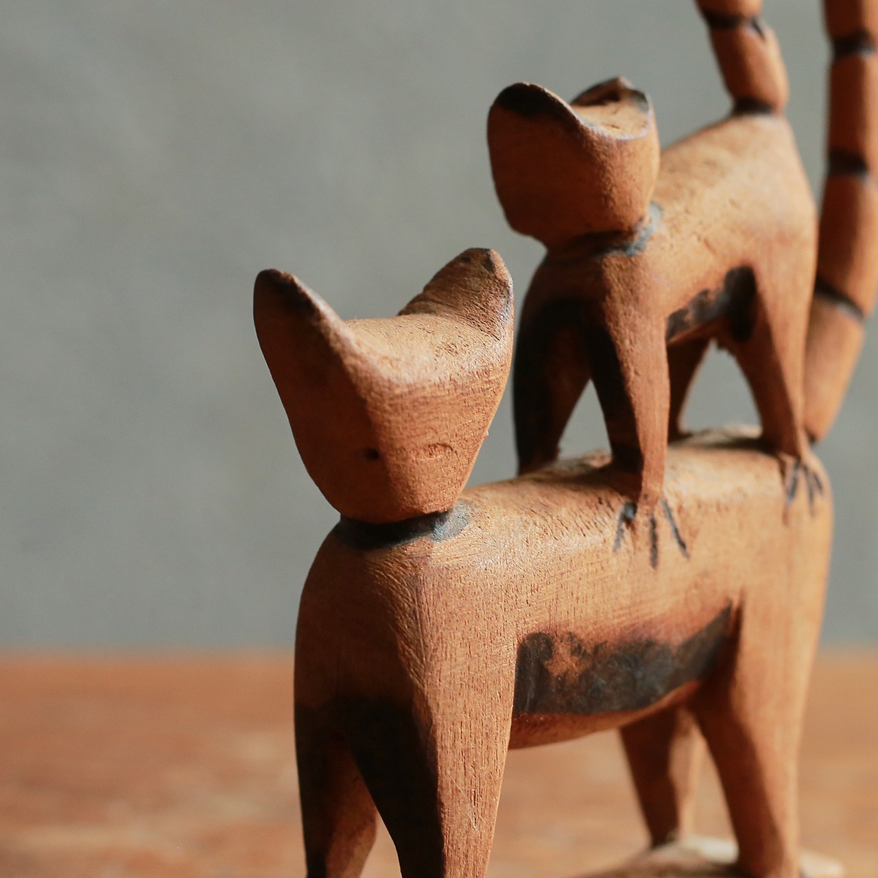 こちらを見つめる、味わい深い猫の親子