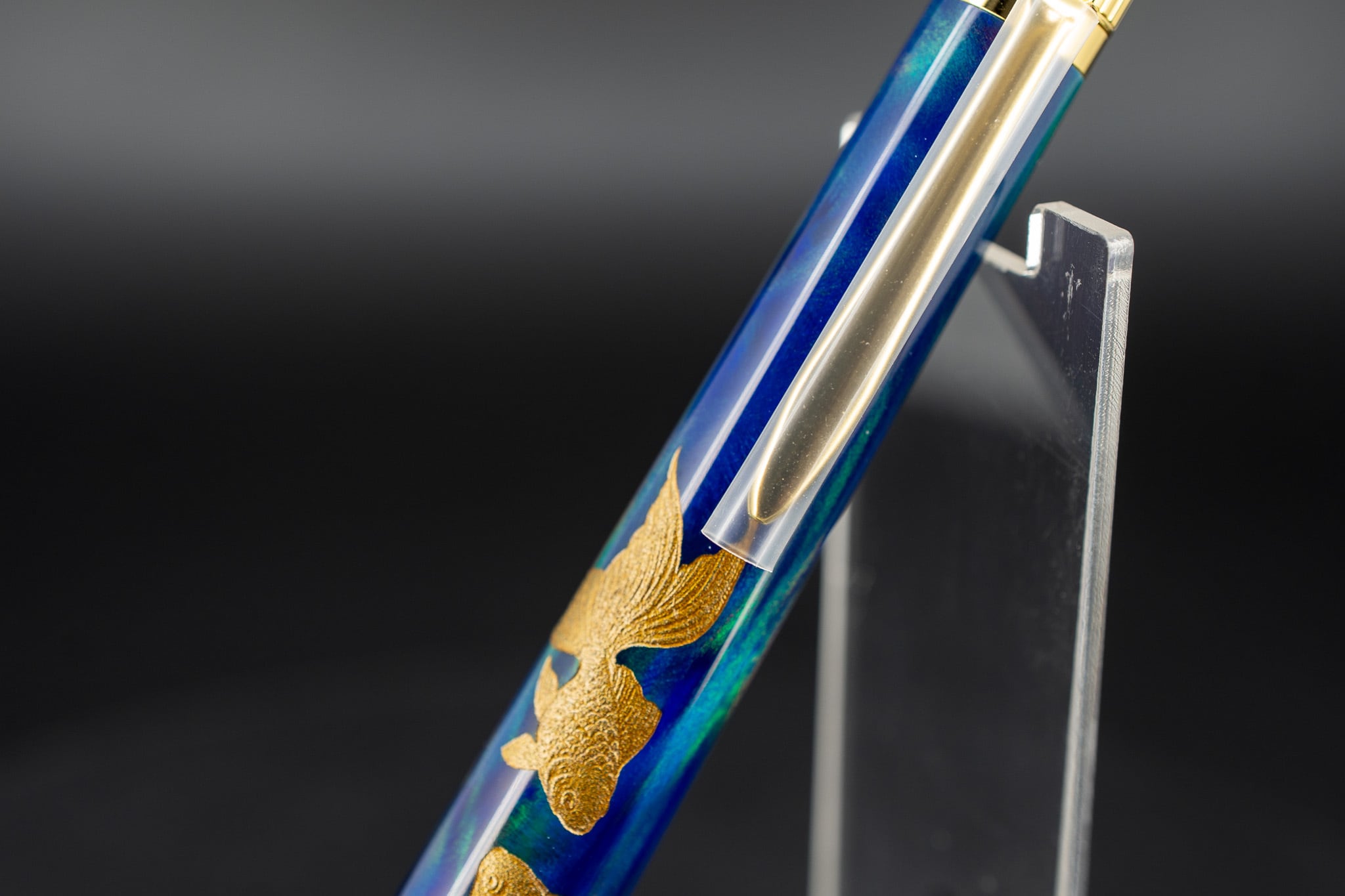 【科学技術と芸術の宝石】 ハイブリッドオパール 漆 沈金 金魚と水草 gold BP