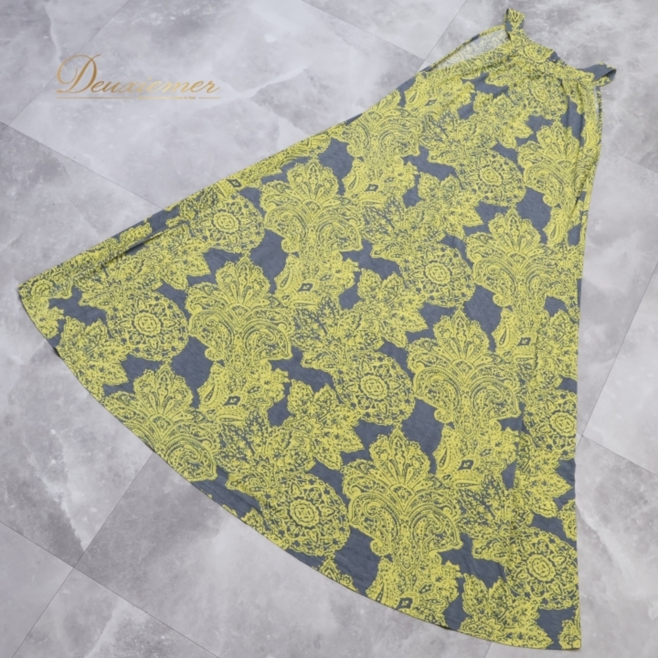 フラダンス 衣装 ワンピース ドレス イエロー系 グレイ系 ノースリーブ シンプル ひらひら さらさら かわいい 鮮やか 華やか 明るい ハワイアン アロハ ハワイアンプリント フラ ダンス レッスン 練習 フラワー モデル おしゃれ トレンド 夏 エレガント