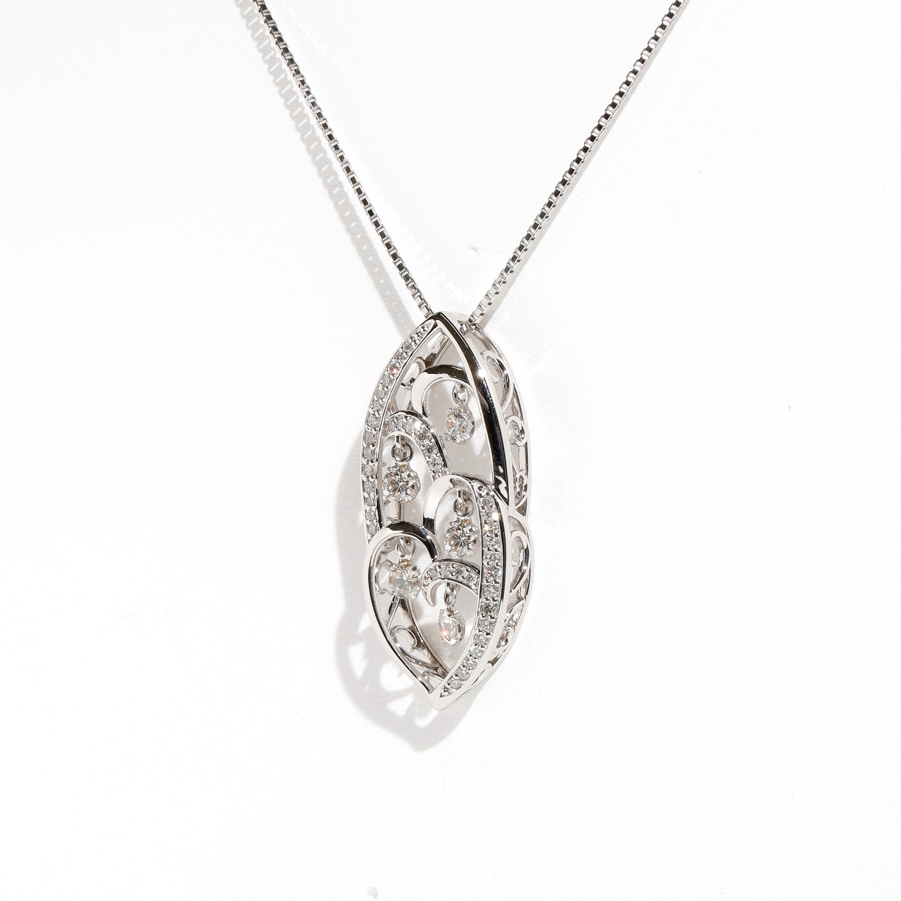 ダンシングダイヤモンド デザインネックレスpt / 0.250ct / 0.160ct