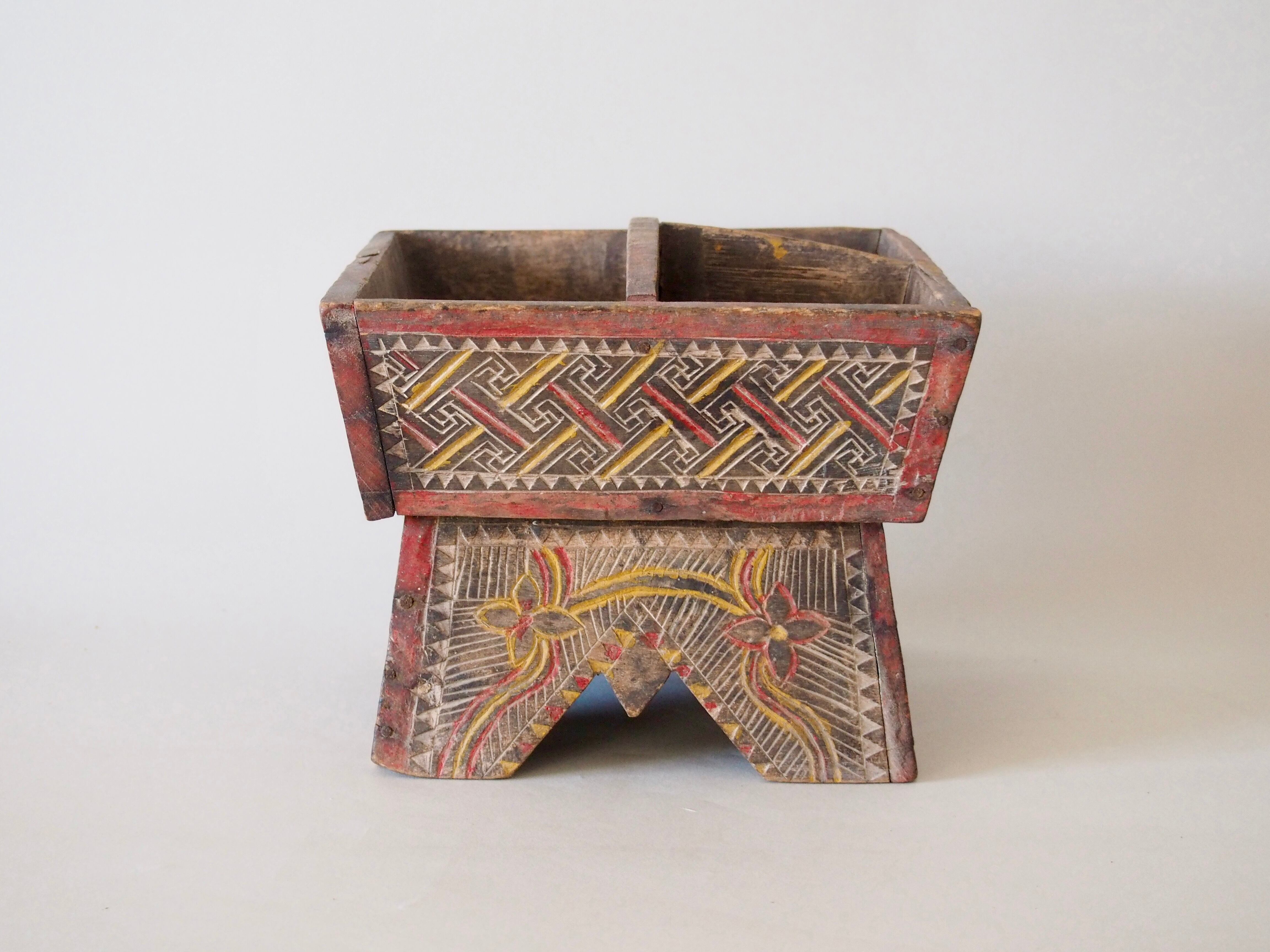 ラオス、タイ族の木製容器  アンティーク