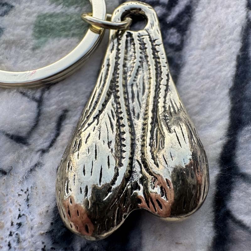 幸運を呼ぶ？魔除けにも！牛の睾丸、金玉、ブルズボール キーホルダー