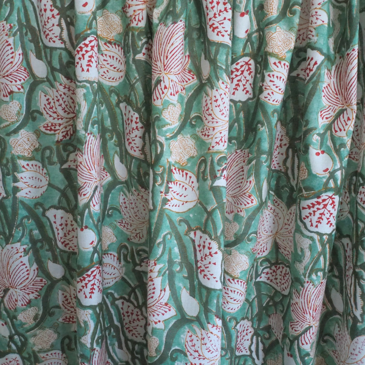 ブロックプリント生地【50cm単位】インド綿  花柄 くすみグリーン×赤 #46296-GR1
