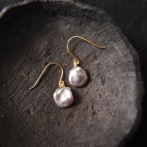 再入荷【K14gf】Petit Petal Earrings/バロックパール プチピアス(Gray)