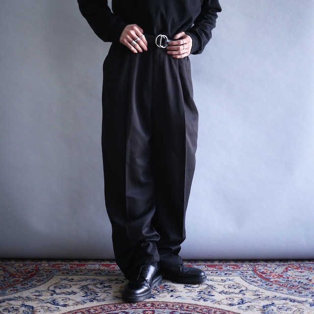 2-tuck tapered silhouette black wide slacks