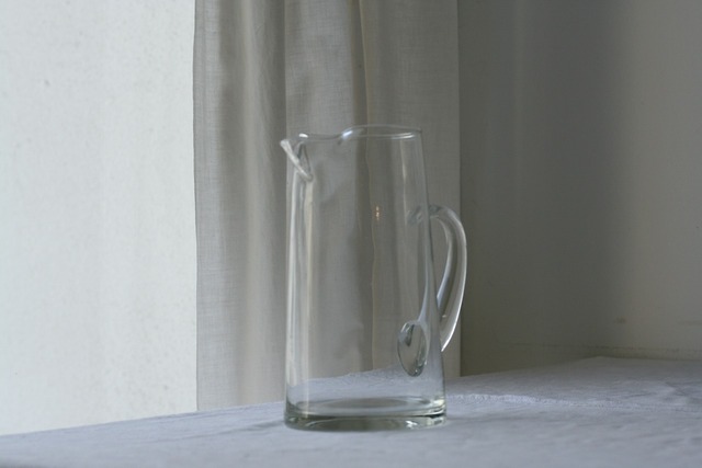 シンプルなガラスのジャグ