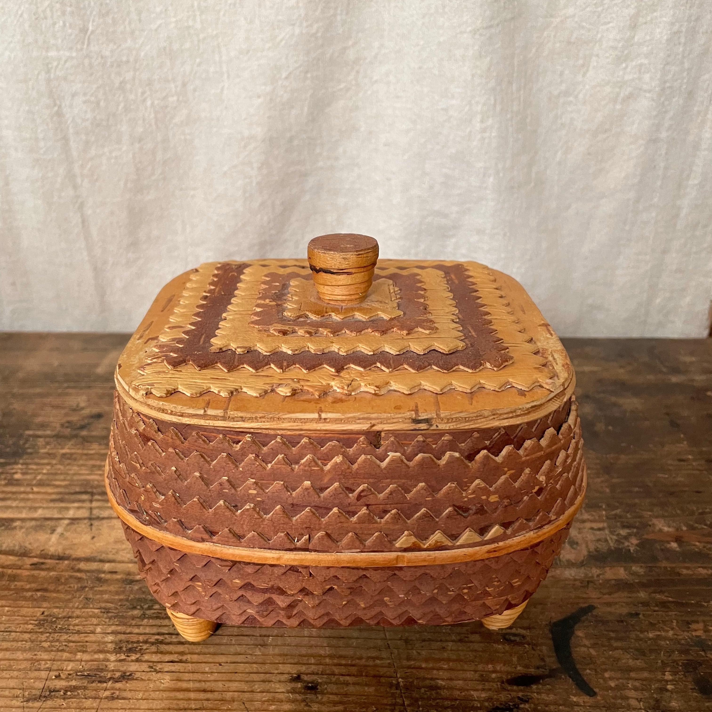 白樺の樹皮の大きないれもの