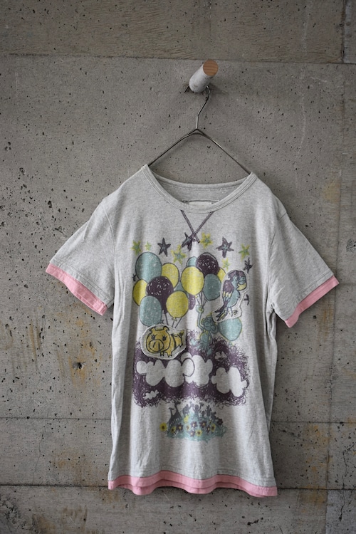 Gray fabric pig parakeet T-shirt