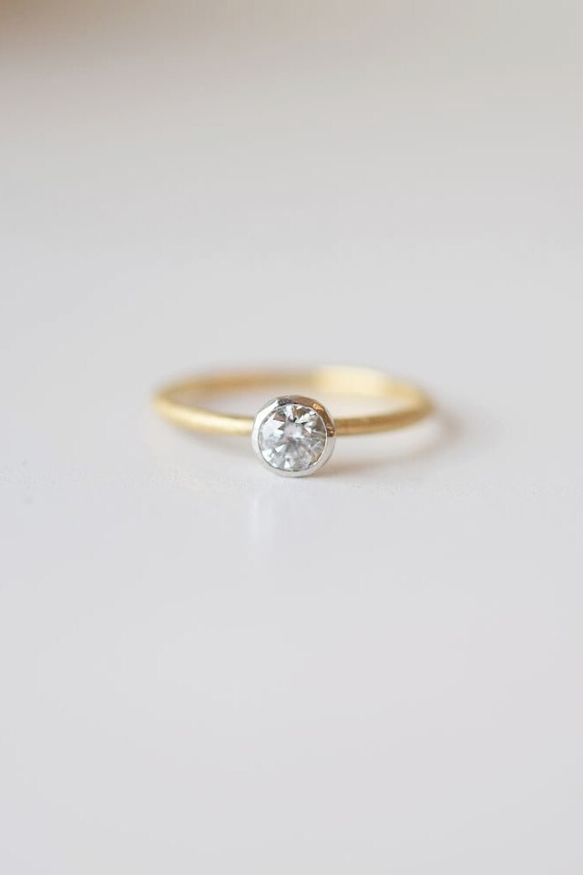 Round Ring - brilliant cut diamond -