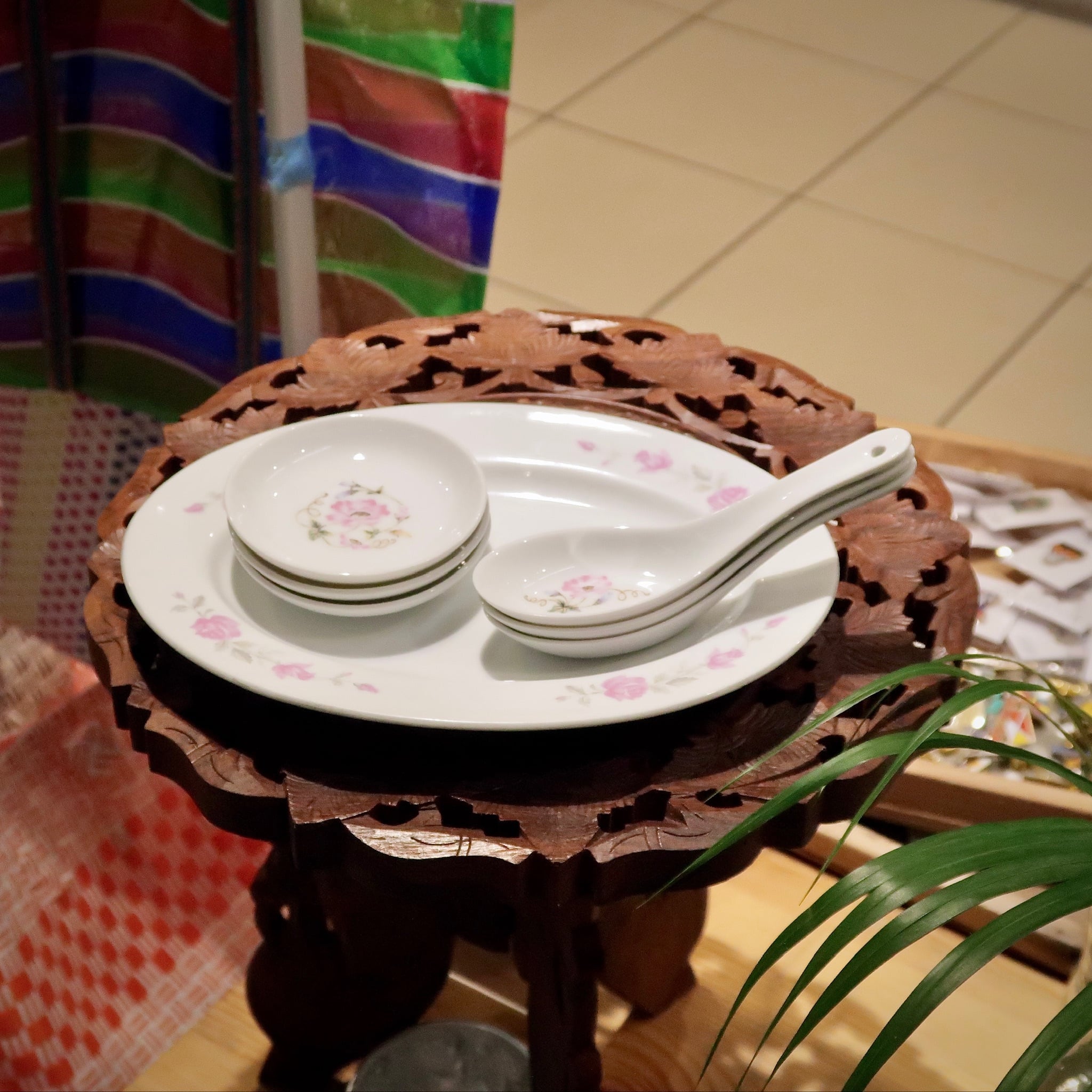 台湾食器】淡いピンクのお花 レンゲと豆皿 | SUISUI