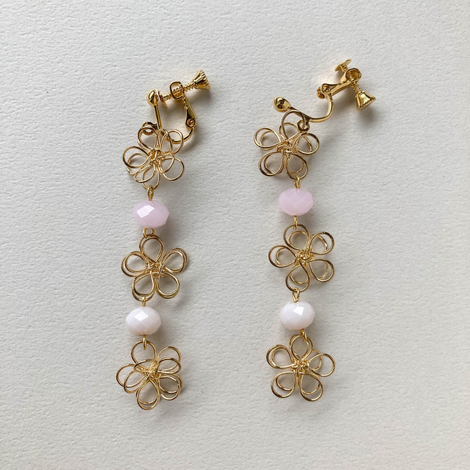 ワイヤーフラワーとカットビーズの〈ピアス/イヤリング〉 | Dua