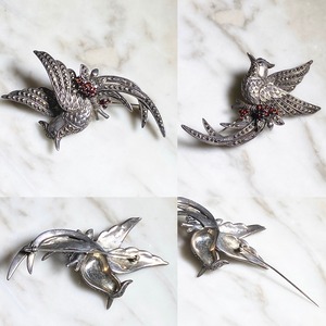 ROKUZAN silver brooch “long-tail chicken”  set with garnet & emerald