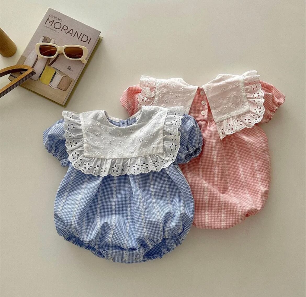 レース襟のロンパース