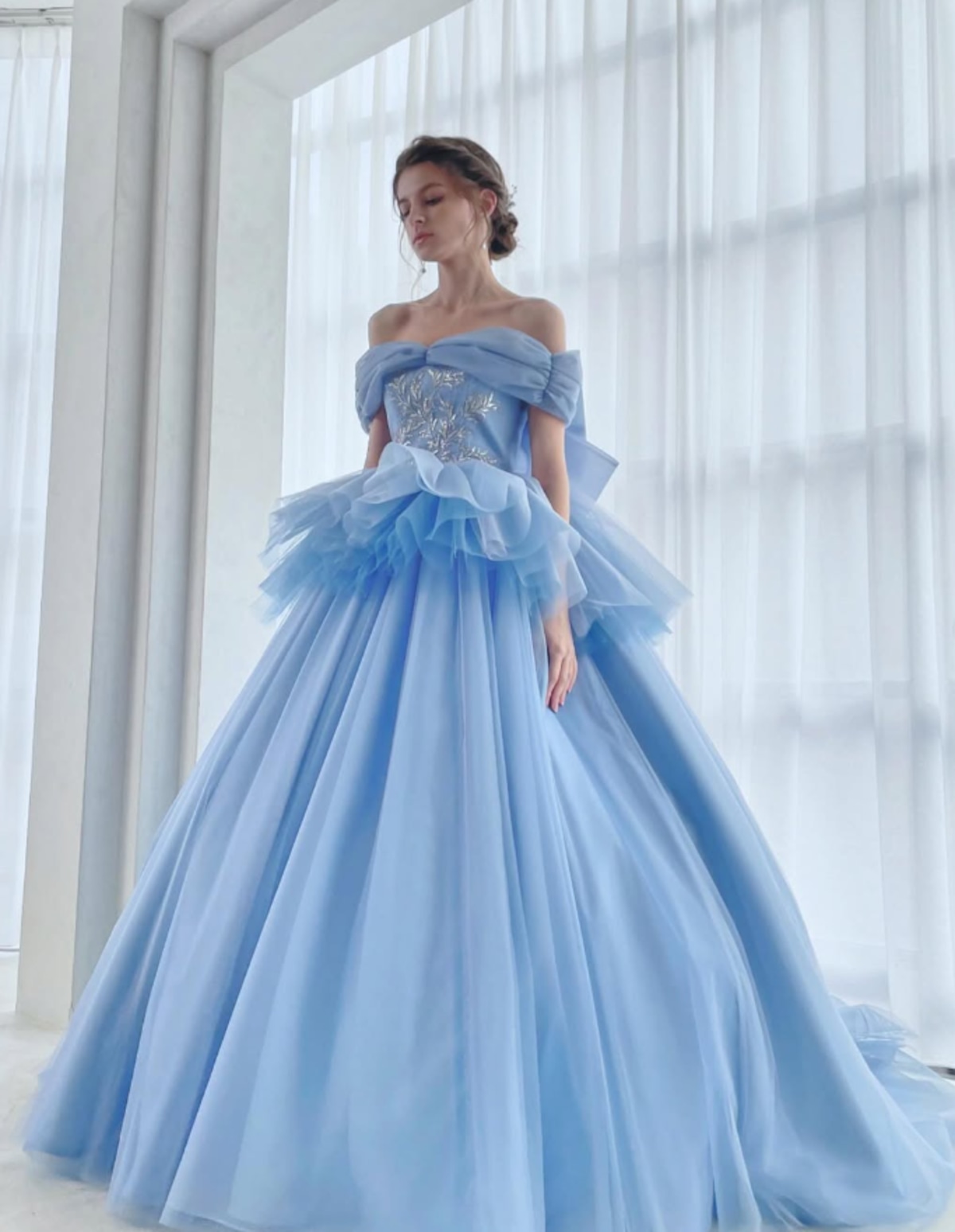 カラードレス ブルー オフショルダー リボン ふわふわ キラキラ光る  