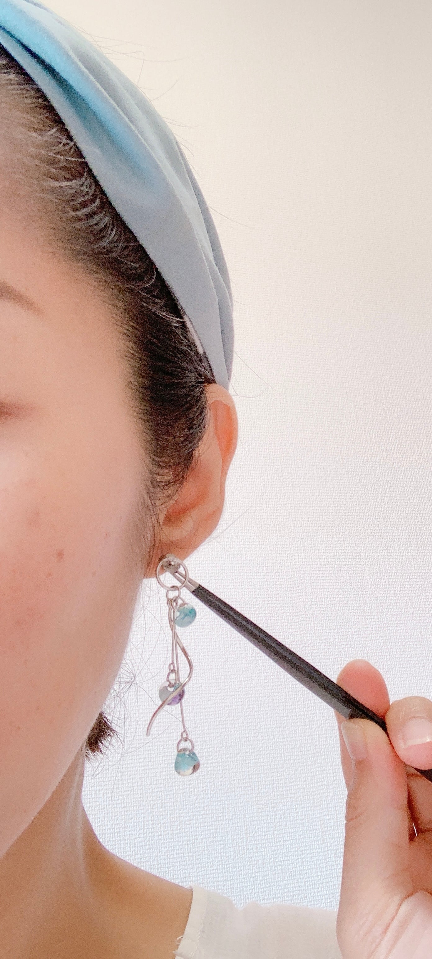 ティアドロップビーズの流れるらせんのピアス | ありさの宝箱-糸島-