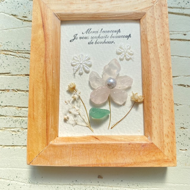 "一律の可愛いローズクォーツのお花。"