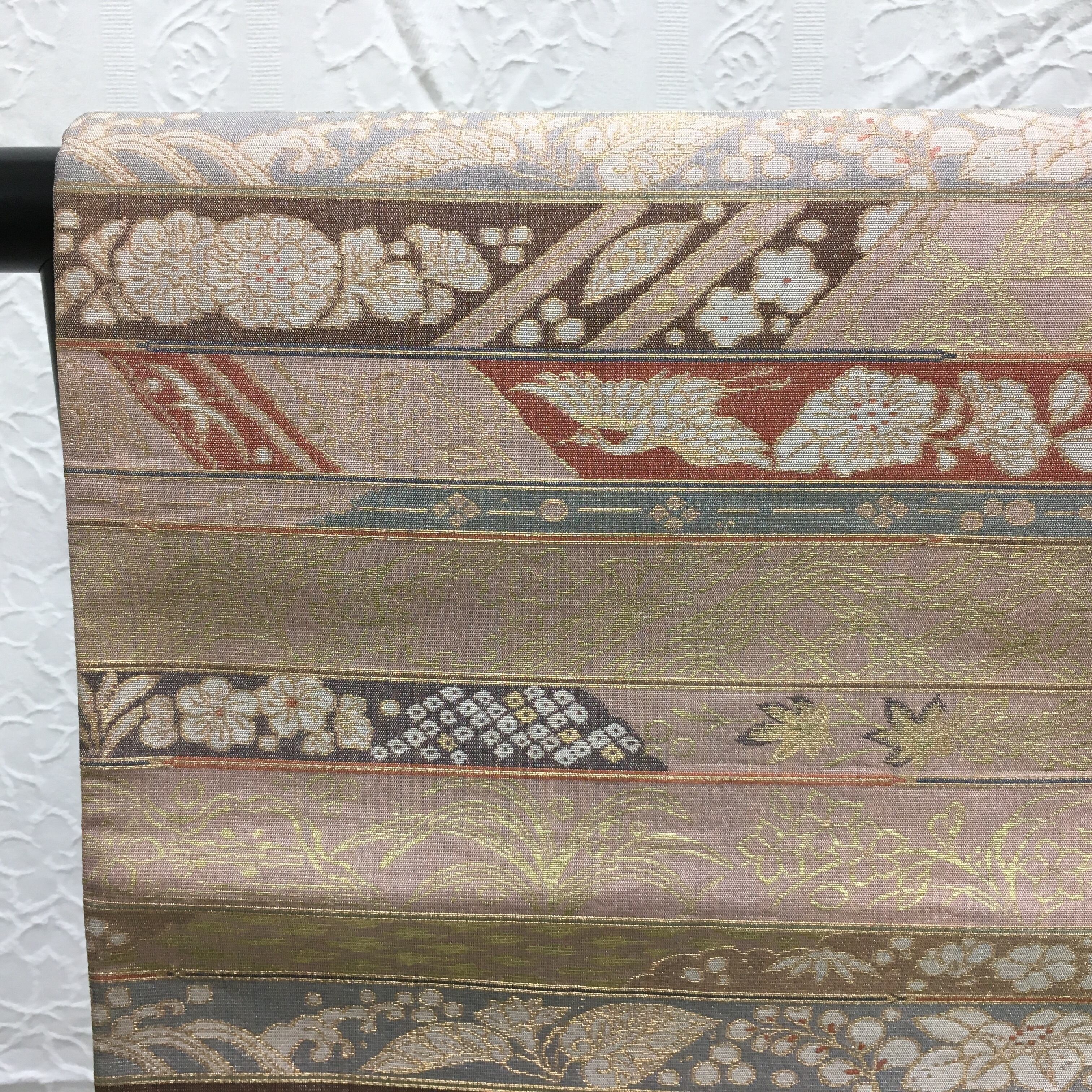 袋帯（肌色地横段に鳥、辻ヶ花模様）