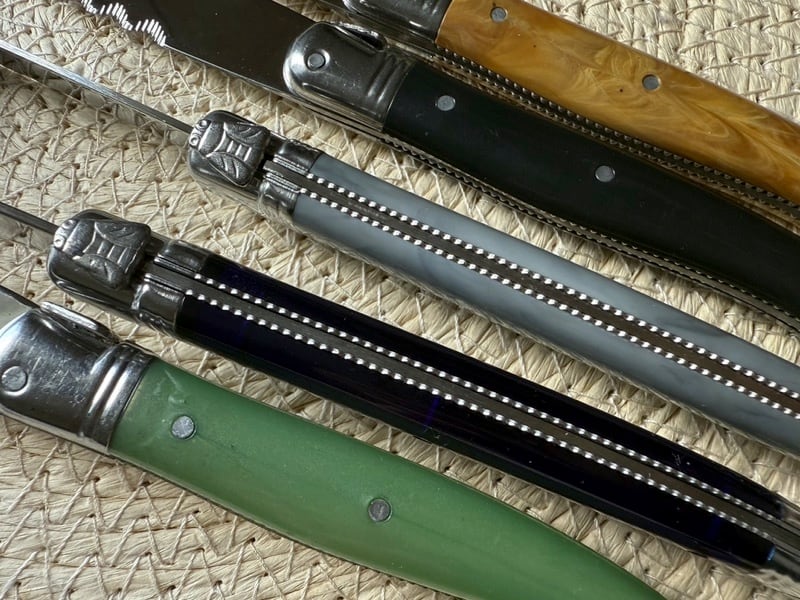 パン切りナイフLaguioleラギオールのブレッドナイフ グレーマーブル色