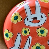 村田菜穂美作　丸おやつ皿 赤巻　うさちゃんと梅もよう［2104130001413］