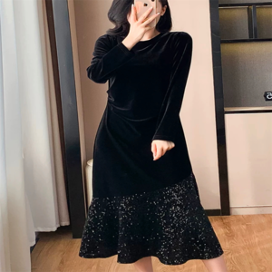 【送料無料】 ロングドレス ワンピース 衣装 ミモレ 長袖 Uネック キラキラ Aライン フレア プルオーバー ベロア ベルベット 厚手生地 エレガント 可愛い 大人可愛い きれいめ シンプル カジュアル シック コンサバ 華やか 大人 上品 おしゃれ お洒落 主役級 こなれ感 高見え 高級感 無地 冬 30代 40代 レディース 女性用 お出かけ 女子会 お呼ばれ 休日 お茶会 着回し 普段使い ファッション コーデ スタイル 楽ちん 体型カバー 定番 着痩せ 垢抜け 存在感 ブラック 大人カラー