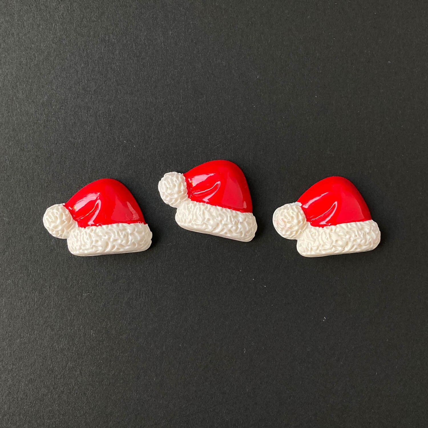 サンタクロースの赤い帽子デコパーツ