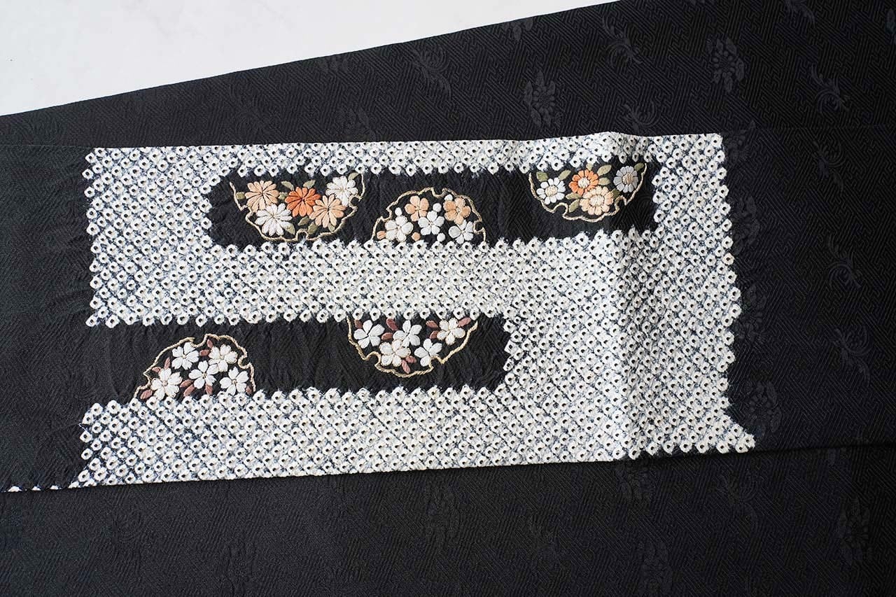 なごや帯】黒地 疋田絞り 雪輪に花々の刺繍のなごや帯 | 大山キモノ