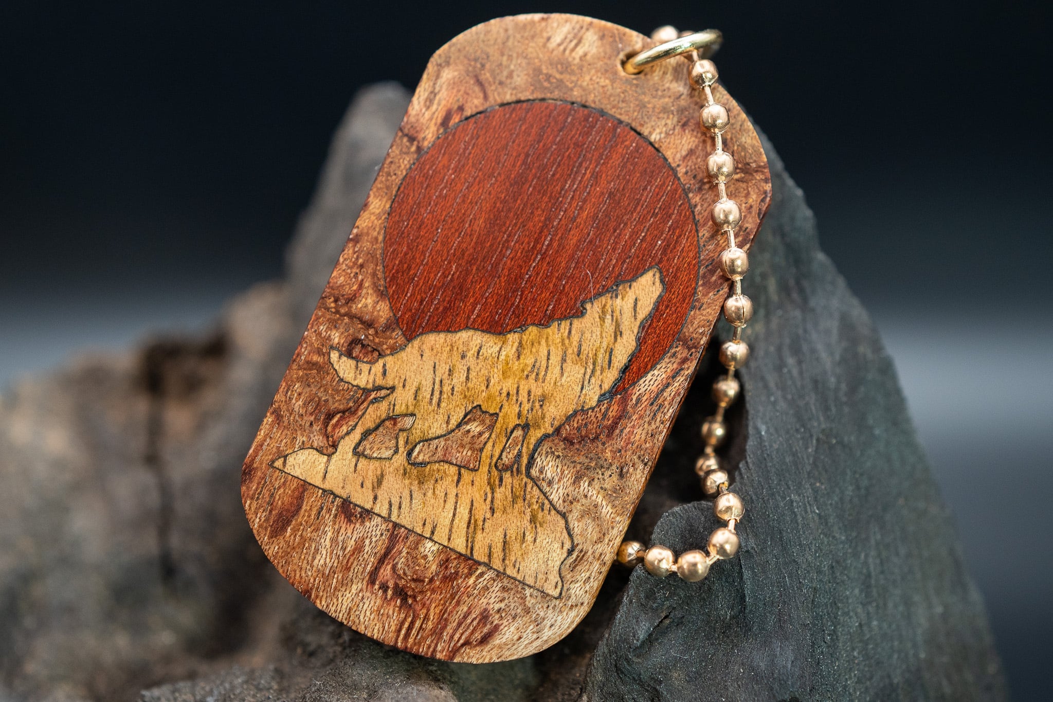 【アフリカの神宿る木】 ブビンガ ドッグタグ 象嵌 月と狼