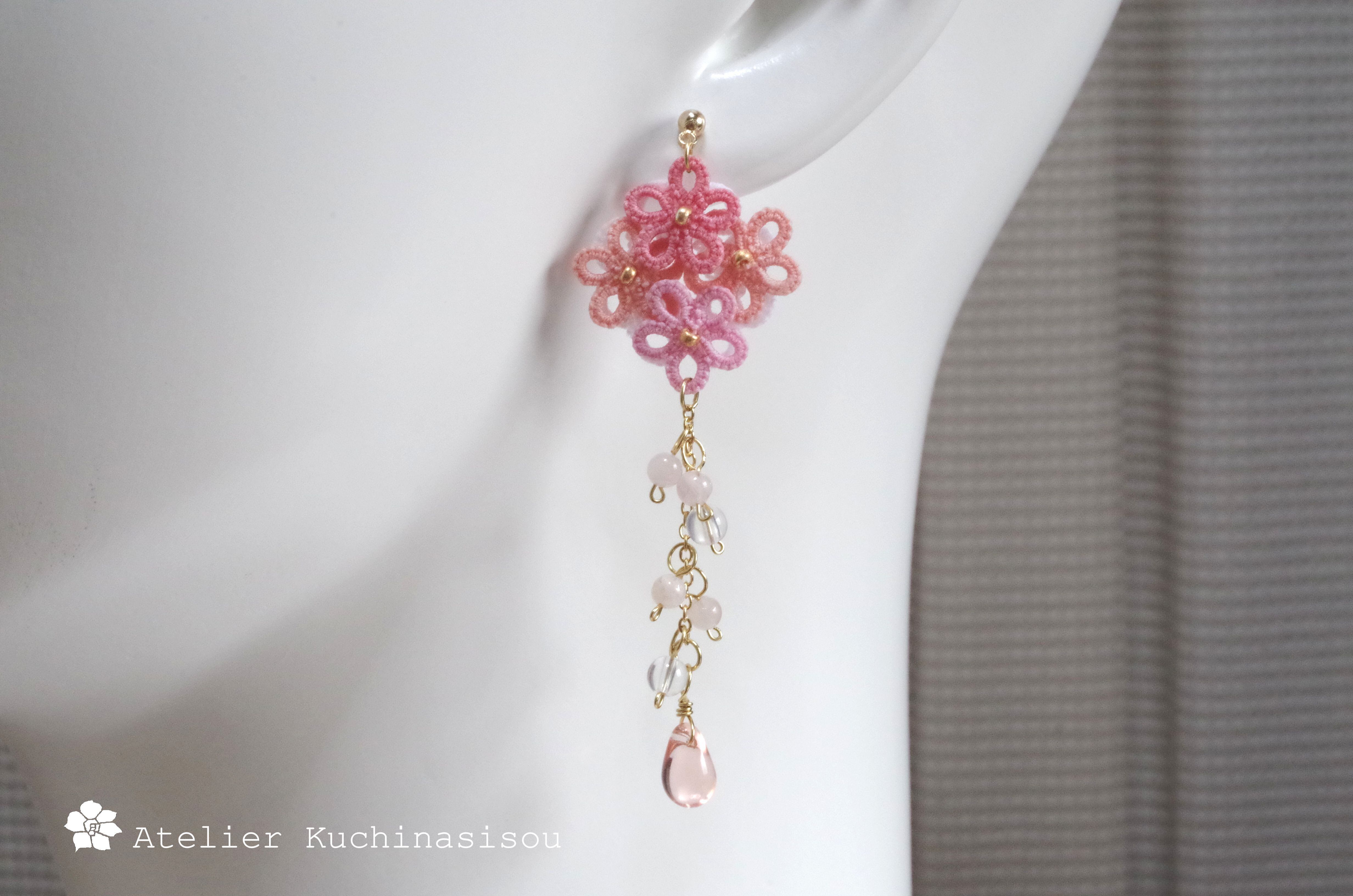 受注製作】タティングレースのお花と水滴のピアス〈ピンク