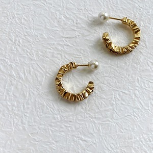 フリルとパールキャッチのフープピアス【frill hoop pierce(gd)】