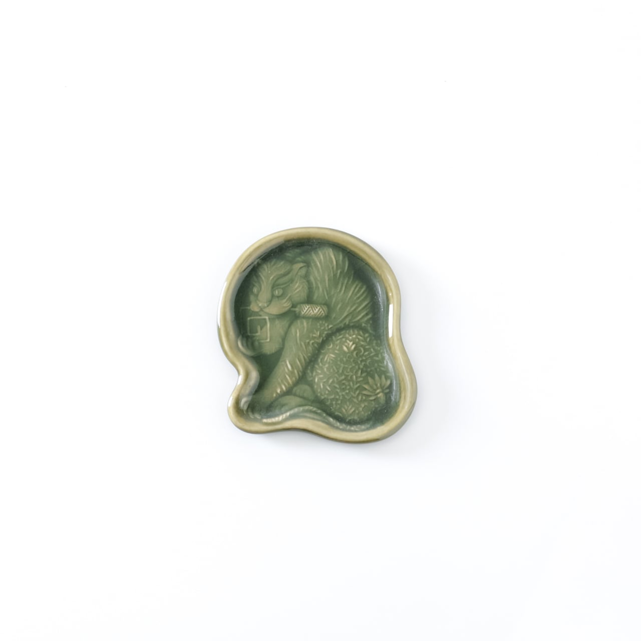 陽刻 宝尽くし干支皿 「宝鑰に寅」 青磁 Carving ”Amulet and zodiac