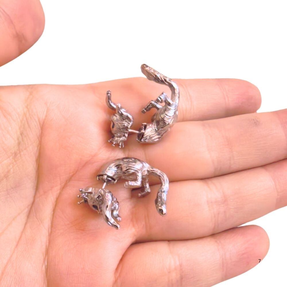 王冠を戴く小さな猫のピアス 00632 | EMMA GRAND