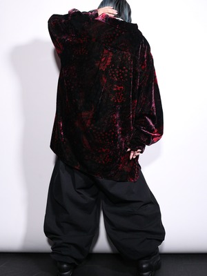 arabesque pattern over silhouette velours shirt