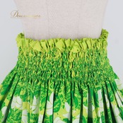 フラダンス 衣装 パウスカート グリーン系 プルメリア柄 花柄 植物柄 華やか 鮮やか さわやか かわいい おしゃれ 軽やか シングル スカート 黄緑 緑 白 ホワイト系 ハワイアンプリント アロハ フラ ダンス レッスン 練習 緑系 黄緑系 シングルスカート 葉っぱ柄 フラワー柄 アロハ柄 グリーン ホワイト 夏 コスチューム ステージ 発表会 花モチーフ ハワイ風 フレアスカート