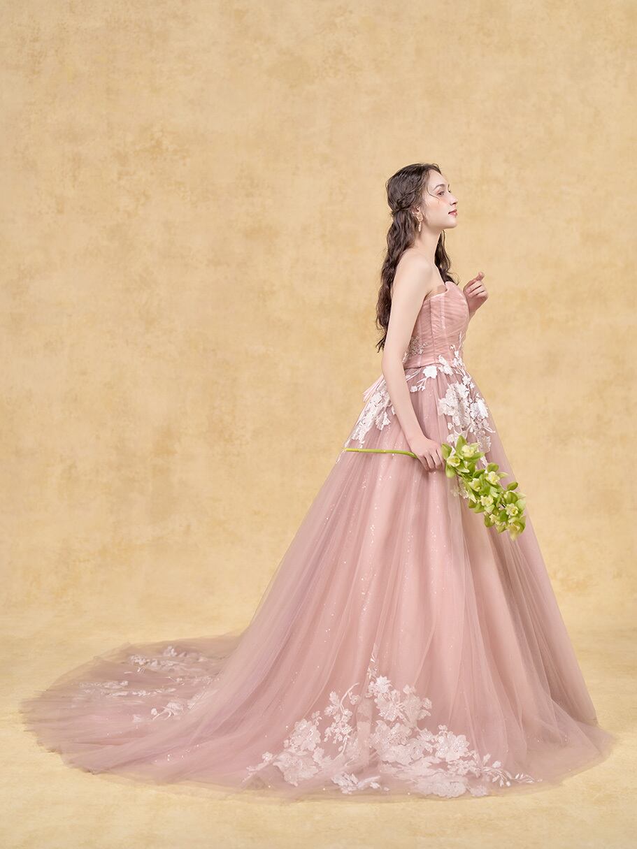 カラードレス ピンク ベアトップ 美しい花レース 裾に繊細レースを  