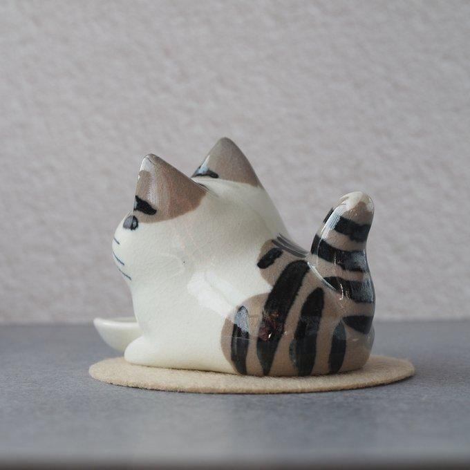オリジナル陶器猫「ねこのひげ枕」招き猫タイプ キジトラ白 糸目