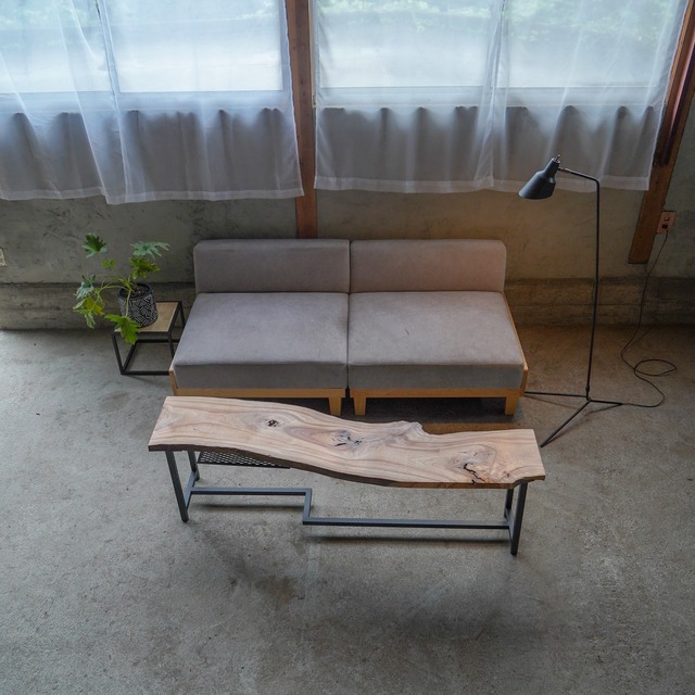 赤いラインが美しい 楠の一枚板　あると嬉しいリモコンラック付き ローテーブル センターテーブル