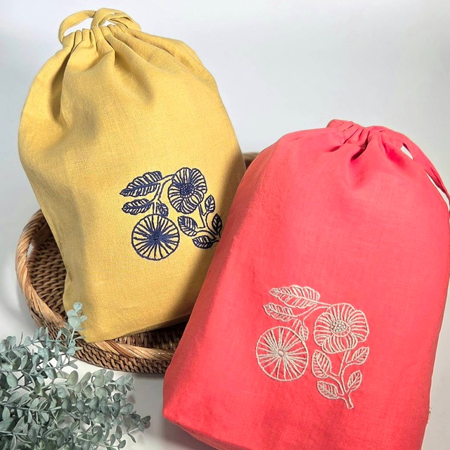 手刺繍リネン巾着　マチ付き　コーラルピンク／マスタードイエロー