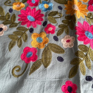 刺繍Ｖネックトップ